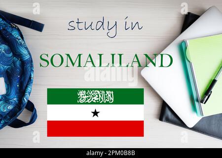 Studie in Somaliland. Hintergrund mit Notizblock, Laptop und Rucksack. Bildungskonzept. Stockfoto