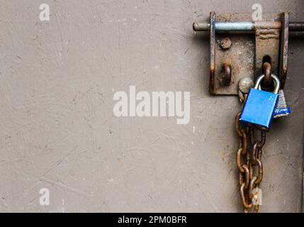 Blauer Hintergrund für Einträge mit Vorhängeschloss Stockfoto