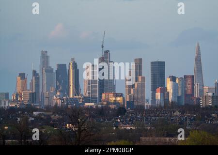Wimbledon, London, Großbritannien. 10. April 2023 Die Skyline von London und das Finanzviertel von Wimbledon aus blickten im Frühlingssonnenlicht bei Sonnenuntergang. Credit: amer Ghazzal/Alamy Live News Stockfoto