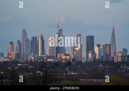 Wimbledon, London, Großbritannien. 10. April 2023 Die Skyline von London und das Finanzviertel von Wimbledon aus blickten im Frühlingssonnenlicht bei Sonnenuntergang. Credit: amer Ghazzal/Alamy Live News Stockfoto