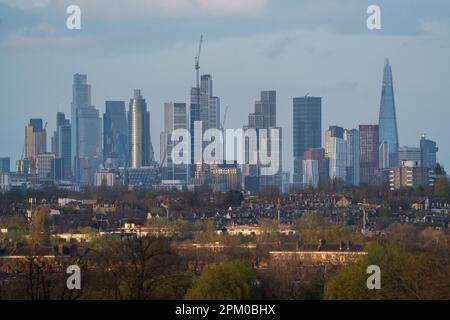 Wimbledon, London, Großbritannien. 10. April 2023 Die Skyline von London und das Finanzviertel von Wimbledon aus blickten im Frühlingssonnenlicht bei Sonnenuntergang. Credit: amer Ghazzal/Alamy Live News Stockfoto