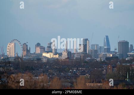 Wimbledon, London, Großbritannien. 10. April 2023 Das London Eye aus Wimbledon, das im Frühlingssonnenlicht bei Sunset gebadet hat. Credit: amer Ghazzal/Alamy Live News Stockfoto