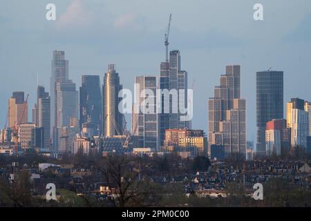 Wimbledon, London, Großbritannien. 10. April 2023 Die Skyline von London und das Finanzviertel von Wimbledon aus blickten im Frühlingssonnenlicht bei Sonnenuntergang. Credit: amer Ghazzal/Alamy Live News Stockfoto