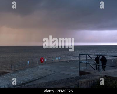 Sheerness, Kent, Großbritannien. 10. April 2023. UK Weather: Ein Blitzschlag auf das Meer am Feiertag in Sheerness, Kent. Kredit: James Bell/Alamy Live News Stockfoto