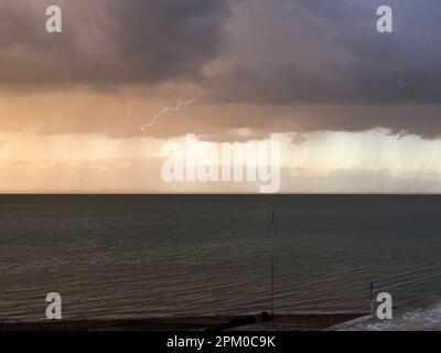 Sheerness, Kent, Großbritannien. 10. April 2023. UK Weather: Ein Blitzschlag auf das Meer am Feiertag in Sheerness, Kent. Kredit: James Bell/Alamy Live News Stockfoto