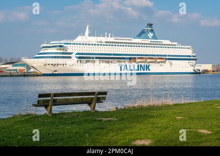 Velsen-Zuid, Niederlande, 09.04.2023, MS Silja Europa Cruiseferry, betrieben von der estnischen Schifffahrtsgesellschaft Tallink, die am Nordseekanal in der Nähe anlegte Stockfoto