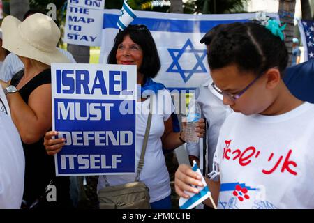 MIAMI-FLORIDA-USA-20-07-2014- Eine jüdische Frau singt während eines Protestangriffs mit palästinensischen Raketen auf den Israle-Staat. © JOSE Stockfoto