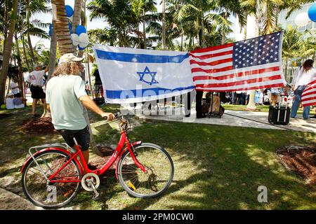 MIAMI-FLORIDA-USA-20-07-2014- eine Isralei-Flagge schließt sich einer US-Flagge an, die bei einem Protest der jüdischen Gemeinde gegen palästinensische Raketenangriffe auf IS beobachtet wurde Stockfoto