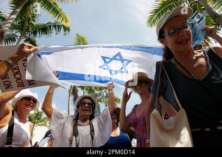 MIAMI-FLORIDA-USA-20-07-2014- jüdische Frauen fliegen unter israelischer Flagge und erpressen einen Protest gegen palästinensische Raketenangriffe aus dem Gazastreifen auf Jerusale Stockfoto