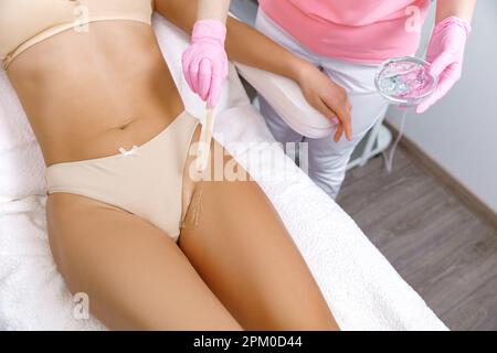 Bikinizone wachsen, intime Wachsbehandlung, Haarentfernung, Bikinizone. Laserepilierung in der Bikinizone. Verjüngungsbehandlungen in Kosmetik-Schönheitskliniken, Stockfoto