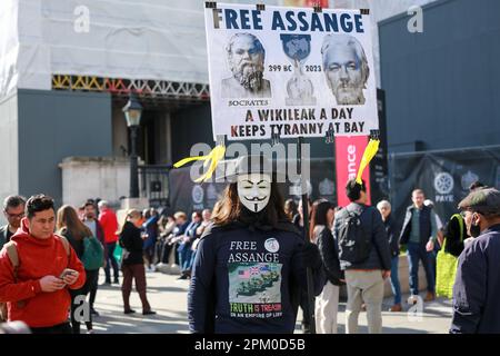 London, Großbritannien. 07. April 2023. Ein Unterstützer der Julian Assange Proteste am Trafalgar Square. © Waldemar Sikora Stockfoto