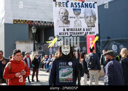 London, Großbritannien. 07. April 2023. Ein Unterstützer der Julian Assange Proteste am Trafalgar Square. © Waldemar Sikora Stockfoto