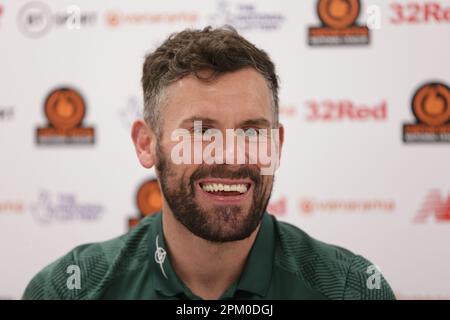 Wrexham, Großbritannien. 10. April 2023. Ben Foster von Wrexham spricht nach dem Spiel der Vanarama National League, Wrexham vs Notts County, am Montag, den 10. April 2023 auf dem Rennplatz in Wrexham, Großbritannien, mit den Medien (Foto: Phil Bryan/Alamy Live News). Credit: Philip Bryan/Alamy Live News Stockfoto