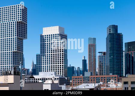 USA New York NY Blick auf die Skyline von Manhattan durch neue Gebäude in Greenpoint, Brooklyn Stockfoto
