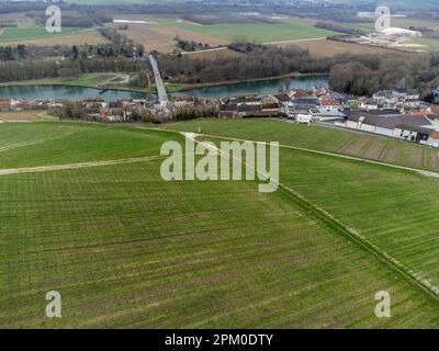 Panoramablick aus der Luft auf die bewölkte Landschaft, hügelige Weinberge in der Nähe des Champagnerdorfes Ay gran Cru bei Epernay, Weinproduktion in Frankreich Stockfoto