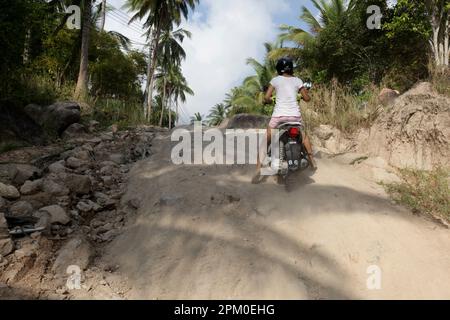 Ein Motorrad auf einer Straße auf der Insel Ko Tao in der Provinz Surat Thani in Thailand, Thailand, Ko Tao, März 2010 Stockfoto