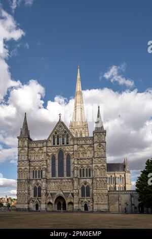 SALISBURY, ENGLAND - 5. AUGUST 2022: Blick auf die Kathedrale von Salisbury an einem Sommernachmittag, Wiltshire Stockfoto