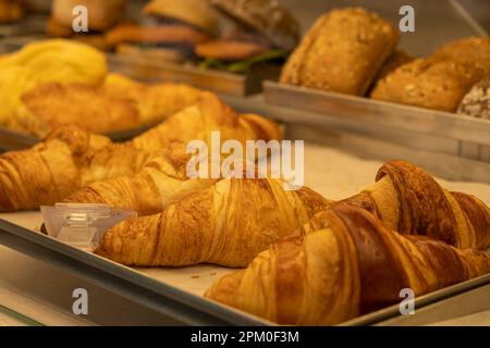 Croissants im Fenster einer Konditorei in Portugal Stockfoto