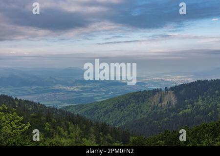 Dorf Turany, Mala Fatra, Slowakei, Blick unter dem Berg Chleb Stockfoto