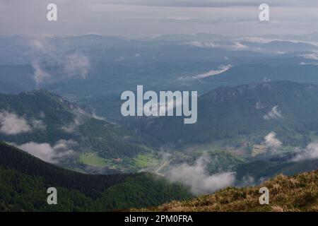 Vratna-Tal, Boboty, Stefanova, Blick von Pekelnik, Nationalpark Mala Fatra, Slowakei, Frühlingstag. Stockfoto