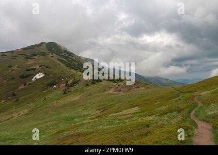 Bergpass Bublen, Pfad zum Maly Krivan, Nationalpark Mala Fatra, Slowakei, im Frühling bewölkt Stockfoto