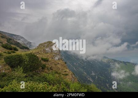 Bergpass Bublen, Pfad zum Maly Krivan, Nationalpark Mala Fatra, Slowakei, im Frühling bewölkt Stockfoto