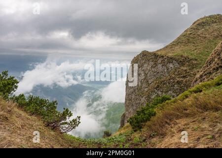 Felsen und Tal unter Maly Krivan, Blick vom Pfad zum Berg Maly Krivan , Nationalpark Mala Fatra, Slowakei, Frühlingswolkentag. Stockfoto