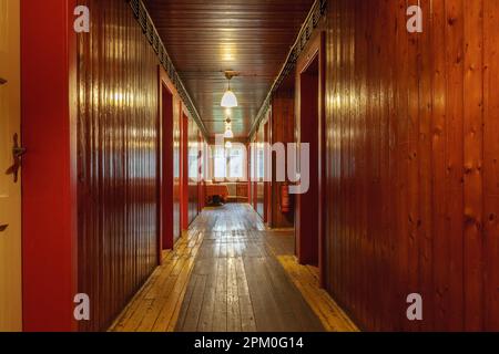 Korridor mit Holzvertäfelung in einem Berghaus. Stockfoto