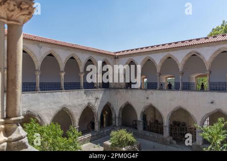 Tomar Portugal - 08 09 2022 Uhr: Blick auf das verzierte romanische Waschkloster oder Claustro da Lavagem, ein berühmtes Stück des portugiesischen romanischen Typs Stockfoto