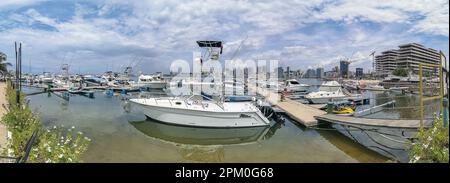 Luanda/Angola - 11/21/2020: Panoramablick auf die Marina und die Innenstadt von Luanda, Bucht von Luanda, marginale und zentrale Gebäude, in Angola Stockfoto