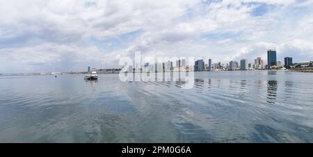 Luanda Angola - 12 03 2023: Panoramablick auf die Innenstadt von Luanda, mit Gebäuden der Skyline der Stadt, Luanda Bay, Cabo Island und Hafen von Luanda, Luan Stockfoto