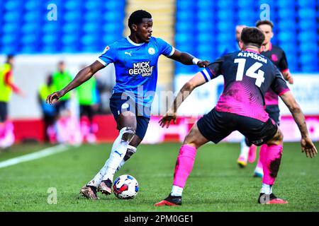 Ephron Mason Clarke (10 Peterborough United) kontrolliert den Ball, der von will Aimson (14 Exeter City) während des Spiels der Sky Bet League 1 zwischen Cambridge United und Fleetwood Town im R Costings Abbey Stadium, Cambridge, am Freitag, den 7. April 2023, herausgefordert wurde. (Foto: Kevin Hodgson | MI News) Guthaben: MI News & Sport /Alamy Live News Stockfoto