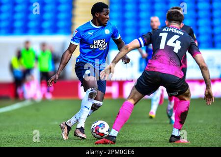 Ephron Mason Clarke (10 Peterborough United) kontrolliert den Ball, der von will Aimson (14 Exeter City) während des Spiels der Sky Bet League 1 zwischen Cambridge United und Fleetwood Town im R Costings Abbey Stadium, Cambridge, am Freitag, den 7. April 2023, herausgefordert wurde. (Foto: Kevin Hodgson | MI News) Guthaben: MI News & Sport /Alamy Live News Stockfoto