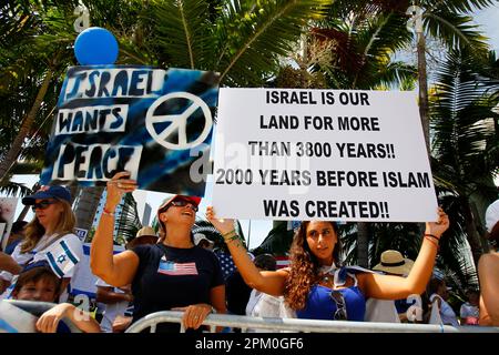 Miami, USA. 20. Juli 2014. Israelis nehmen an einer Kundgebung in Soutth Beach Teil, um gegen den palästinensischen Angriff vom Gazastreifen auf israelisches Territorium zu protestieren. Am 20. Juli 2014 in Miami, USA. (Foto: Jose Bula Urrutia/Eyepix Group) © JOSE ISAAC BULA URRUTIA./Eyepix Group (Kreditbild: © Jose Bula Urrutia/Eyepix via ZUMA Press Wire) NUR REDAKTIONELLE VERWENDUNG! Nicht für den kommerziellen GEBRAUCH! Kredit: ZUMA Press, Inc./Alamy Live News Stockfoto