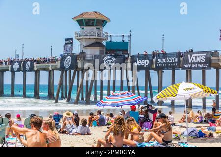 Leute, die am Strand während des Vans US Open of Surfing Competition in Huntington Beach sitzen Stockfoto