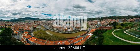 Panoramablick vom Etxebarria Park auf das wolkige Bilbao, Spanien Stockfoto