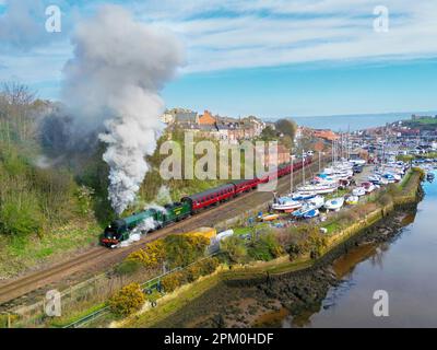 Whitby, North Yorkshire, Großbritannien 04.08.2023 von der North Yorkshire Moors Railway betriebener Dampfeisenbahn fährt von Whitby nach Pickering. 8. April 2023 Stockfoto