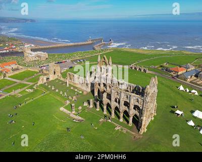 Whitby, North Yorkshire, Vereinigtes Königreich 04.08.2023 ein Blick aus der Vogelperspektive auf Whitby Abbey über die Osterfeiertage in Großbritannien. 8. April 2023 Stockfoto