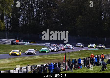 Oulton Park, Cheshire, Großbritannien. 10. April 2023. 2 Seas Motorsport Mercedes-AMG GT3 (Nr. 4), gefahren von James Cottingham und Jonny Adam, führt GT3 in der Pro-am-Klasse zu Beginn des Rennens in Runde 1 der British GT Championship von Intelligent Money im Oulton Park. 10. April 2023 Kredit: Jurek Biegus/Alamy Live News Stockfoto