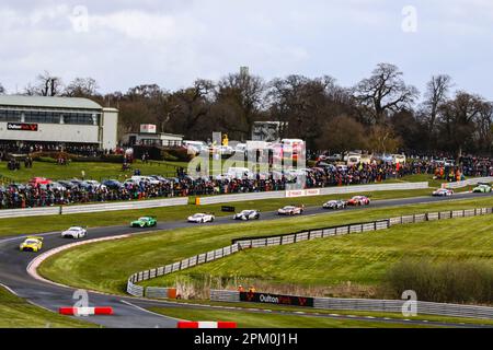 Oulton Park, Cheshire, Großbritannien. 10. April 2023. 2 Seas Motorsport Mercedes-AMG GT3 (Nr. 4), gefahren von James Cottingham und Jonny Adam, führt GT3 in der Pro-am-Klasse zu Beginn des Rennens in Runde 1 der British GT Championship von Intelligent Money im Oulton Park. 10. April 2023 Kredit: Jurek Biegus/Alamy Live News Stockfoto