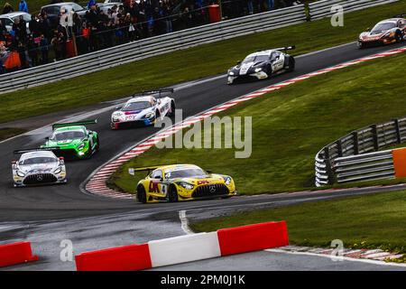Oulton Park, Cheshire, Großbritannien. 10. April 2023. 2 Seas Motorsport Mercedes-AMG GT3 (Nr. 4), gefahren von James Cottingham und Jonny Adam, führt GT3 in der Pro-am-Klasse zu Beginn des Rennens in Runde 1 der British GT Championship von Intelligent Money im Oulton Park. 10. April 2023 Kredit: Jurek Biegus/Alamy Live News Stockfoto