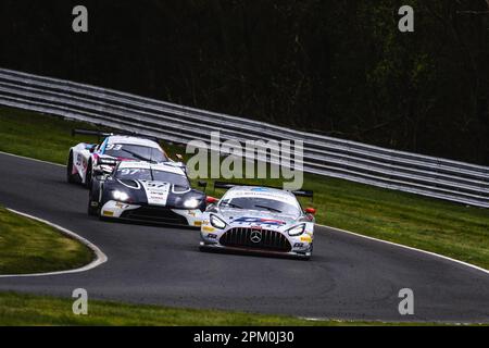Oulton Park, Cheshire, Großbritannien. 10. April 2023. 2 Seas Motorsport Mercedes-AMG GT3 (Nr. 1), gefahren von Ian Loggie & Jules Gounon in der Pro-am-Klasse GT3, führt Beechdean AMR Aston Martin Vantage AMR GT3 (Nr. 97), gefahren von Andrew Howard & Ross Gunn in der Pro-am-Klasse GT3 in Runde 1 der Intelligent Money British GT Championship Oulton Park. 10. April 2023 Kredit: Jurek Biegus/Alamy Live News Stockfoto