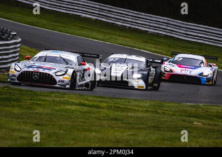Oulton Park, Cheshire, Großbritannien. 10. April 2023. 2 Seas Motorsport Mercedes-AMG GT3 (Nr. 1), gefahren von Ian Loggie & Jules Gounon in der Pro-am-Klasse GT3, führt Beechdean AMR Aston Martin Vantage AMR GT3 (Nr. 97), gefahren von Andrew Howard & Ross Gunn in der Pro-am-Klasse GT3 und Sky Tempesta Racing McLaren 720S GT3 (Nr. 93) Kevin Tse und Chris Froggatt in der Silver-am-Klasse GT3 in Runde 1 der British GT Championship von Intelligent Money im Oulton Park. 10. April 2023 Kredit: Jurek Biegus/Alamy Live News Stockfoto