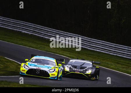 Oulton Park, Cheshire, Großbritannien. 10. April 2023. RAM Racing Mercedes-AMG GT3 (Nr. 15), gefahren von John Ferguson & Raffaele Marciello in der Pro-am-Klasse GT3, führt Barwell Motorsport Lamborghini Huracan GT3 Evo (Nr. 72), gefahren von Mark Sansom & will Tregurtha in der Silver-am-Klasse GT3 während Runde 1 der britischen Meisterschaft Intelligent Money im Oulton Park. 10. April 2023 Kredit: Jurek Biegus/Alamy Live News Stockfoto