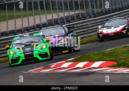 Oulton Park, Cheshire, Großbritannien. 10. April 2023. Team Parker Racing Porsche 718 Cayman GT4 RS CS (Nr. 18) gefahren von Zac Meakin & Dan Vaughan in der GT4 Silver Class in Runde 1 der Intelligent Money British GT Championship im Oulton Park. 10. April 2023 Kredit: Jurek Biegus/Alamy Live News Stockfoto