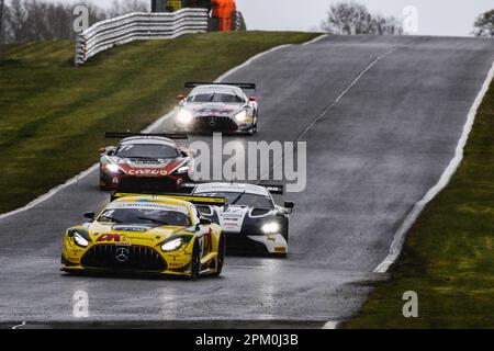 Oulton Park, Cheshire, Großbritannien. 10. April 2023. 2 Seas Motorsport Mercedes-AMG GT3 (Nr. 4), gefahren von James Cottingham und Jonny Adam in der Pro-am-Klasse GT3, führt Beechdean AMR Aston Martin Vantage AMR GT3 (Nr. 97), gefahren von Andrew Howard & Ross Gunn in der Pro-am-Klasse GT3 in Runde 1 der Intelligent Money British GT Championship Oulton Park. 10. April 2023 Kredit: Jurek Biegus/Alamy Live News Stockfoto