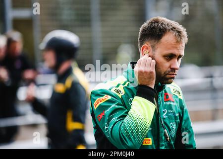 Oulton Park, Cheshire, Großbritannien. 10. April 2023. 2 Seas Motorsport-Fahrer Jonny Adam in der Pro-am-Klasse GT3 in Runde 1 der Intelligent Money British GT Championship im Oulton Park. 10. April 2023 Kredit: Jurek Biegus/Alamy Live News Stockfoto