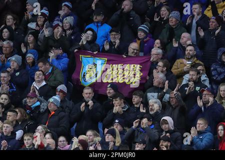 Burnley-Fans halten eine Flagge mit der Aufschrift „We are Premier League“ während des Sky Bet Championship-Spiels Burnley vs Sheffield United in Turf Moor, Burnley, Vereinigtes Königreich, 10. April 2023 (Foto: James Heaton/News Images) Stockfoto