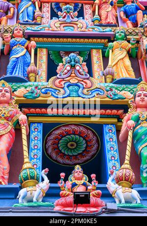 Kunstvoll und farbenfroher Gopuram am Haupteingang des Sri Mariamman Tempels, Singapur Stockfoto