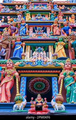 Kunstvoll und farbenfroher Gopuram am Haupteingang des Sri Mariamman Tempels, Singapur Stockfoto